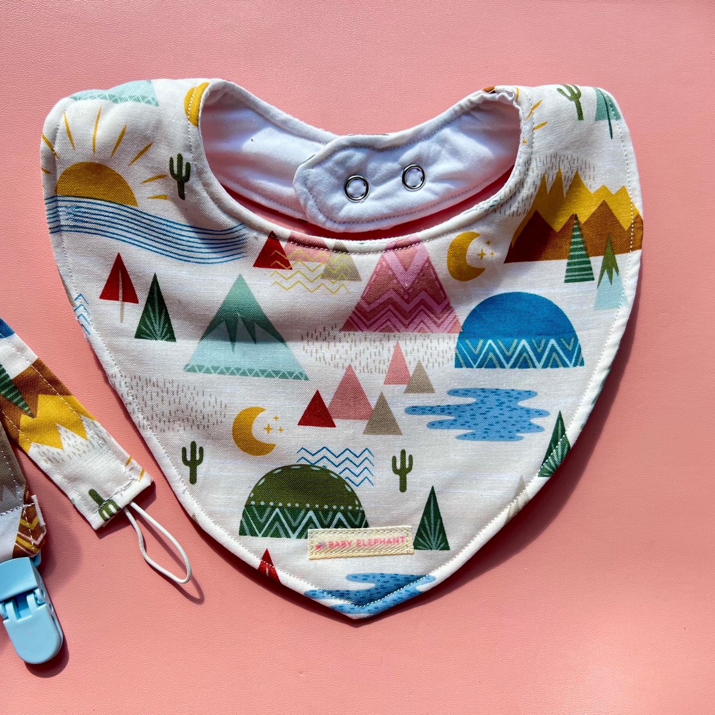 Breezy Bandana Bibs – Stylish, Comfy & Perfect for Spring! 🌿✨👶